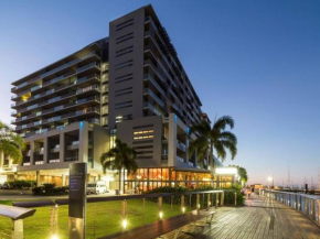 Lovely Waterfront Apartment at Harbour Lights